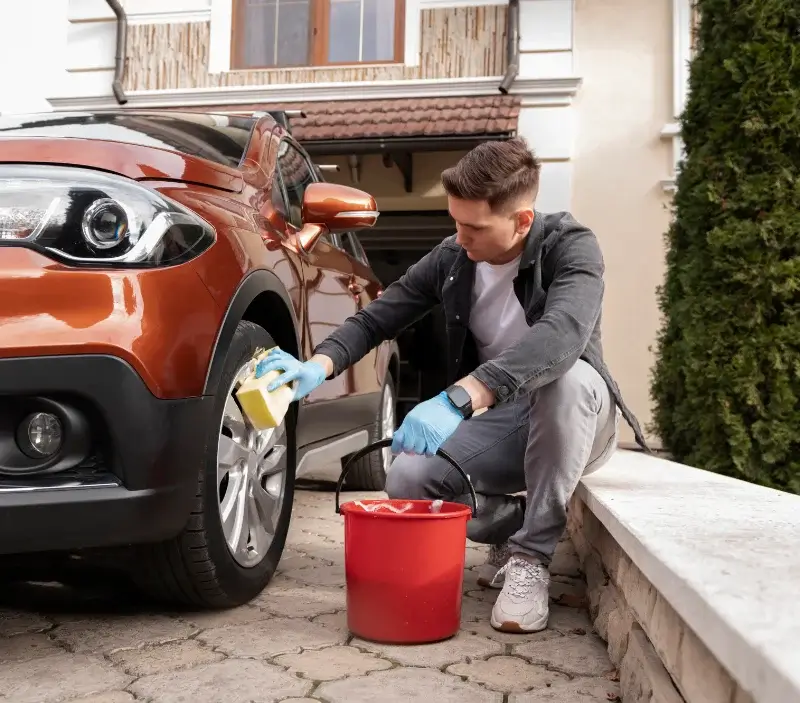 Lavage auto à domicile Saint-Préjet-Armandon : professionnel intervenant sur un véhicule